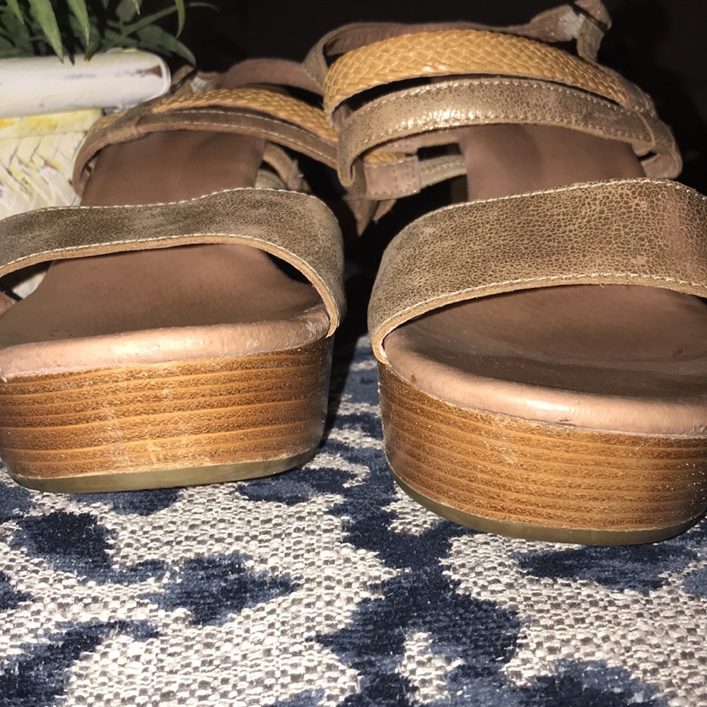 UGGS Lira Mar Wedges Strappy Sandals. - Picture 4 of 7